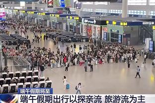 等候英雄归来，众多泰山球迷聚集在济南高铁站